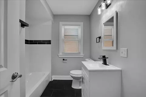 Bath - 9709 S Avalon Ave, Chicago, IL 60628 photo 1 of 2