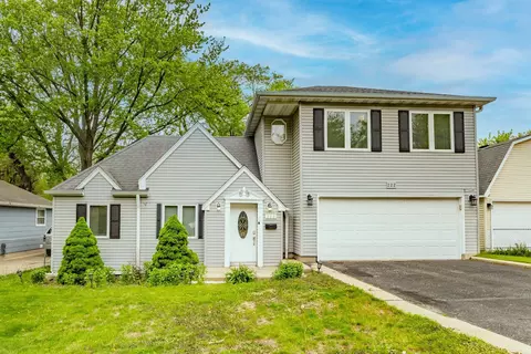 222 Highmoor Dr, Round Lake Park, IL 60073