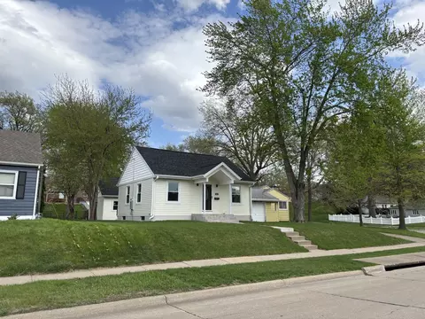 2407 Warren St, Davenport, IA 52804