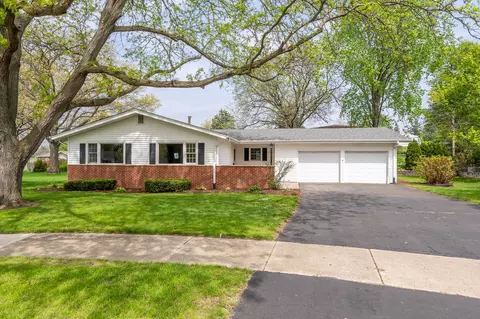 8 Candlewick Ct, North Aurora, IL 60542