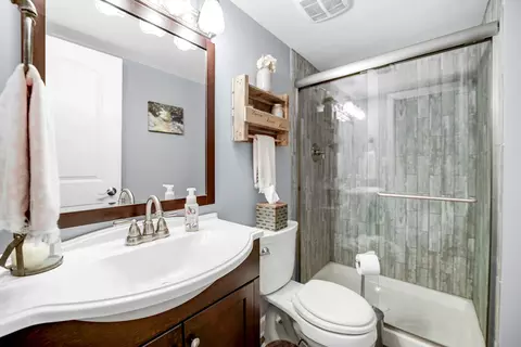 Bath - 920 Harrison Ln, Hoffman Estates, IL 60192 photo 3 of 3