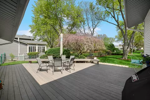 Exterior - 920 Harrison Ln, Hoffman Estates, IL 60192 photo 5 of 6