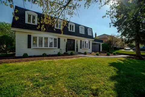 19 W071 Avenue Chateaux, Oak Brook, IL 60523