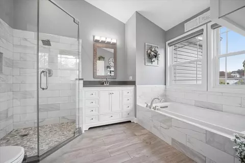 Bath - 223 Shawnee Cir, Bartlett, IL 60103 photo 2 of 3