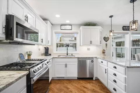 Kitchen - 223 Shawnee Cir, Bartlett, IL 60103 photo 4 of 4