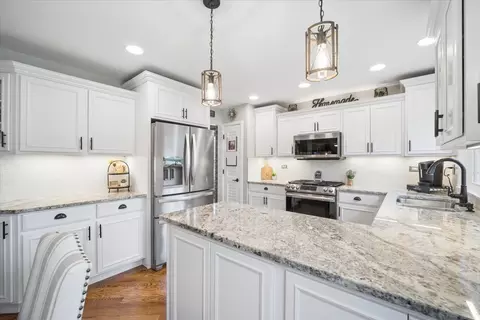 Kitchen - 223 Shawnee Cir, Bartlett, IL 60103 photo 2 of 4