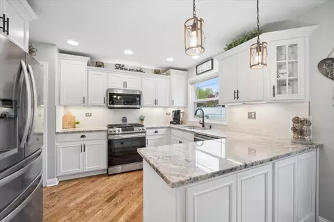 Kitchen - 223 Shawnee Cir, Bartlett, IL 60103 photo 3 of 4