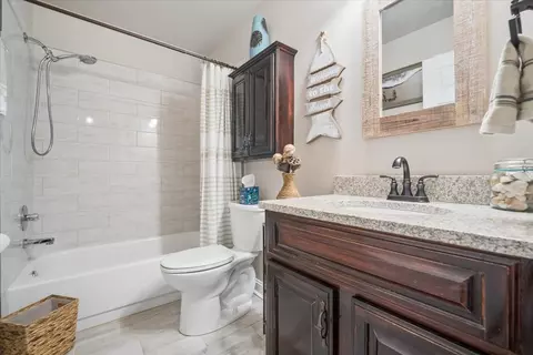Bath - 223 Shawnee Cir, Bartlett, IL 60103 photo 3 of 3