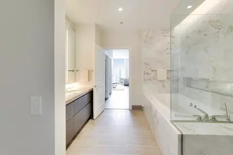 Bath - 363 E Wacker Dr #2506, Chicago, IL 60601 photo 2 of 4