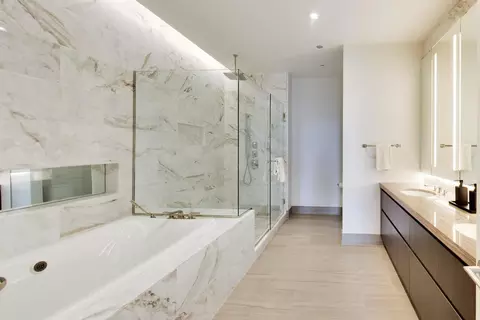 Bath - 363 E Wacker Dr #2506, Chicago, IL 60601 photo 1 of 4