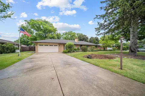 Exterior - 29 E Stonegate Dr, Prospect Heights, IL 60070 photo 2 of 15