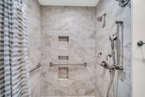 Bath - 29 E Stonegate Dr, Prospect Heights, IL 60070 photo 2 of 4