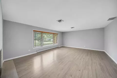 Living - 29 E Stonegate Dr, Prospect Heights, IL 60070 photo 2 of 3