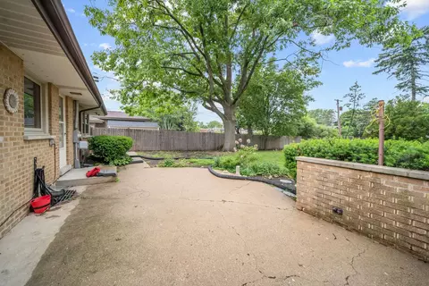Exterior - 29 E Stonegate Dr, Prospect Heights, IL 60070 photo 13 of 15