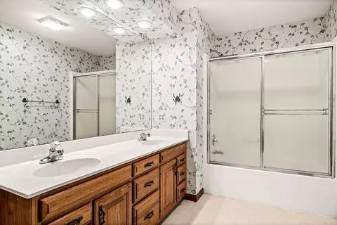 Bath - 302 Kelly Dr, Normal, IL 61761 photo 4 of 5