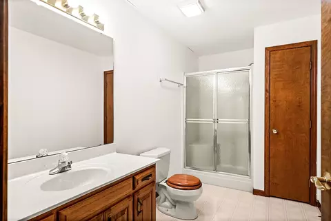 Bath - 302 Kelly Dr, Normal, IL 61761 photo 3 of 5