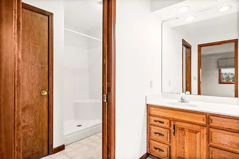 Bath - 302 Kelly Dr, Normal, IL 61761 photo 2 of 5
