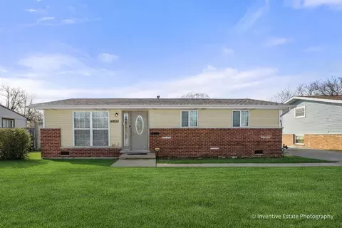 16600 Oxford Dr, Markham, IL 60428