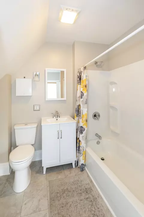 Bath - 421 Prospect St, Dekalb, IL 60115 photo 3 of 3