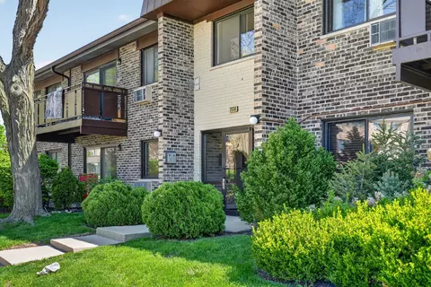 2638 N Windsor Dr #102, Arlington Heights, IL 60004
