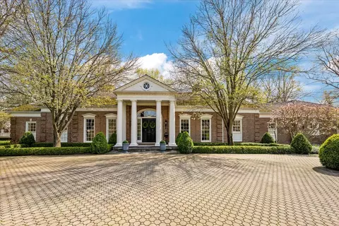 675 E Woodland Rd, Lake Forest, IL 60045