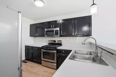 Kitchen - 36 Bridgeview Dr, Oswego, IL 60543 photo 3 of 4