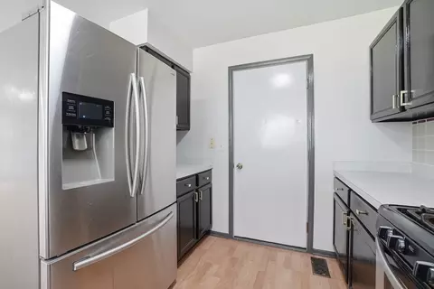 Kitchen - 36 Bridgeview Dr, Oswego, IL 60543 photo 4 of 4