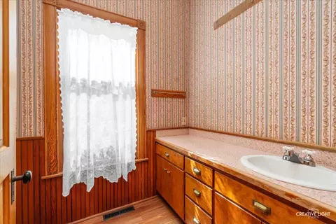 Bath - 10810 Tabler Rd, Morris, IL 60450 photo 1 of 3