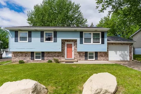 6636 Hillandale Rd, Davenport, IA 52806