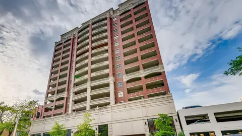 828 W Grace St #502, Chicago, IL 60613