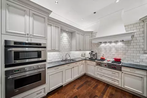 Kitchen - 270 E Pearson St #101, Chicago, IL 60611 photo 2 of 3