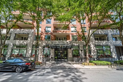 270 E Pearson St #101, Chicago, IL 60611