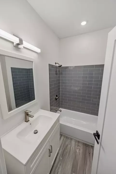 Bath - 708 E 90th St, Chicago, IL 60619 photo 3 of 5