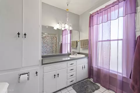 Bath - 220 E North St, Morris, IL 60450 photo 2 of 3