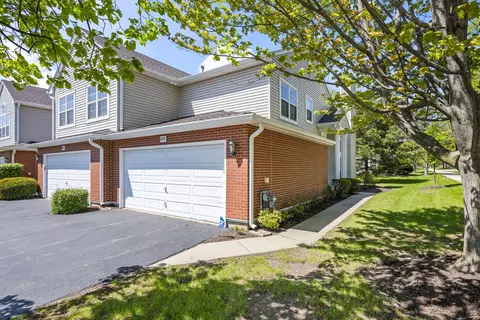 828 Old Checker Rd, Buffalo Grove, IL 60089