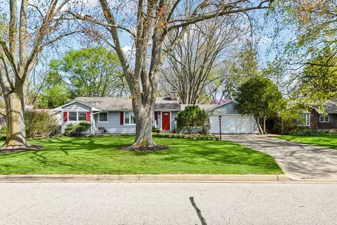 336 W Lincoln Ave, Libertyville, IL 60048