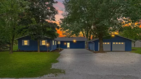 1001 W Dianne Ln, Mahomet, IL 61853