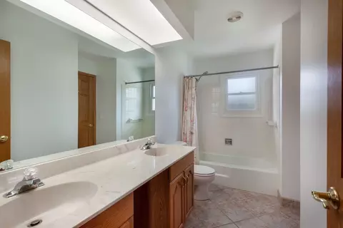 Bath - 3990 Hudson Dr, Hoffman Estates, IL 60192 photo 1 of 2