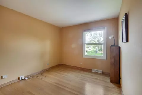 Bedroom - 3990 Hudson Dr, Hoffman Estates, IL 60192 photo 3 of 3