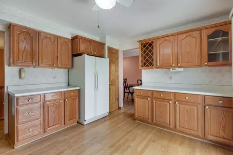 Kitchen - 3990 Hudson Dr, Hoffman Estates, IL 60192 photo 2 of 2