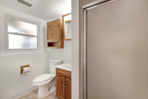 Bath - 3990 Hudson Dr, Hoffman Estates, IL 60192 photo 2 of 2