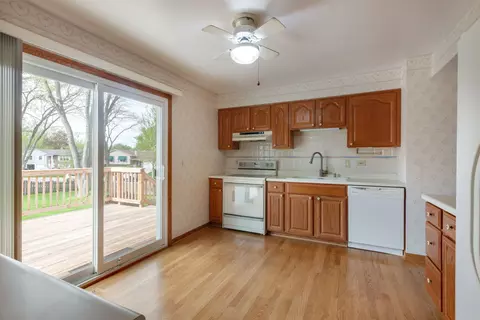 Kitchen - 3990 Hudson Dr, Hoffman Estates, IL 60192 photo 1 of 2
