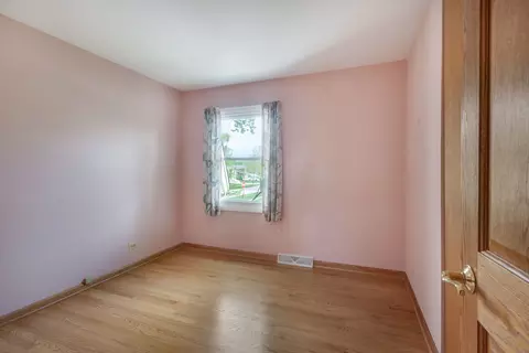 Bedroom - 3990 Hudson Dr, Hoffman Estates, IL 60192 photo 2 of 3