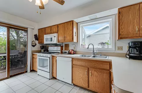 Kitchen - 605 Davidson Dr #B, Minooka, IL 60447 photo 1 of 3