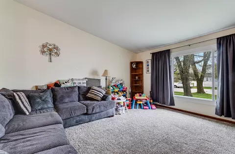 Living - 605 Davidson Dr #B, Minooka, IL 60447 photo 2 of 3