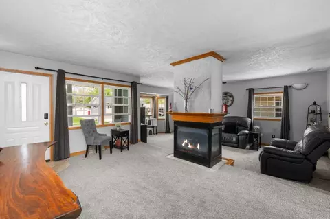 Living - 1418 19th Ave, Silvis, IL 61282 photo 2 of 4