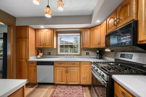 Kitchen - 1418 19th Ave, Silvis, IL 61282 photo 3 of 4