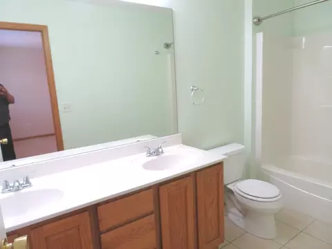 Bath - 2041 Lisbon Rd #B, Morris, IL 60450 photo 2 of 2