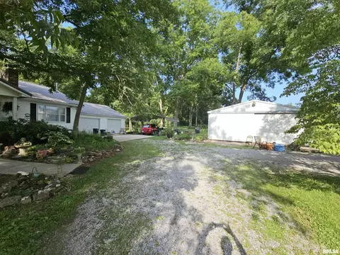 Exterior - 9758 E Richview Rd, Mount Vernon, IL 62864 photo 4 of 17