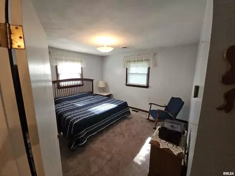 Bedroom - 9758 E Richview Rd, Mount Vernon, IL 62864 photo 2 of 5